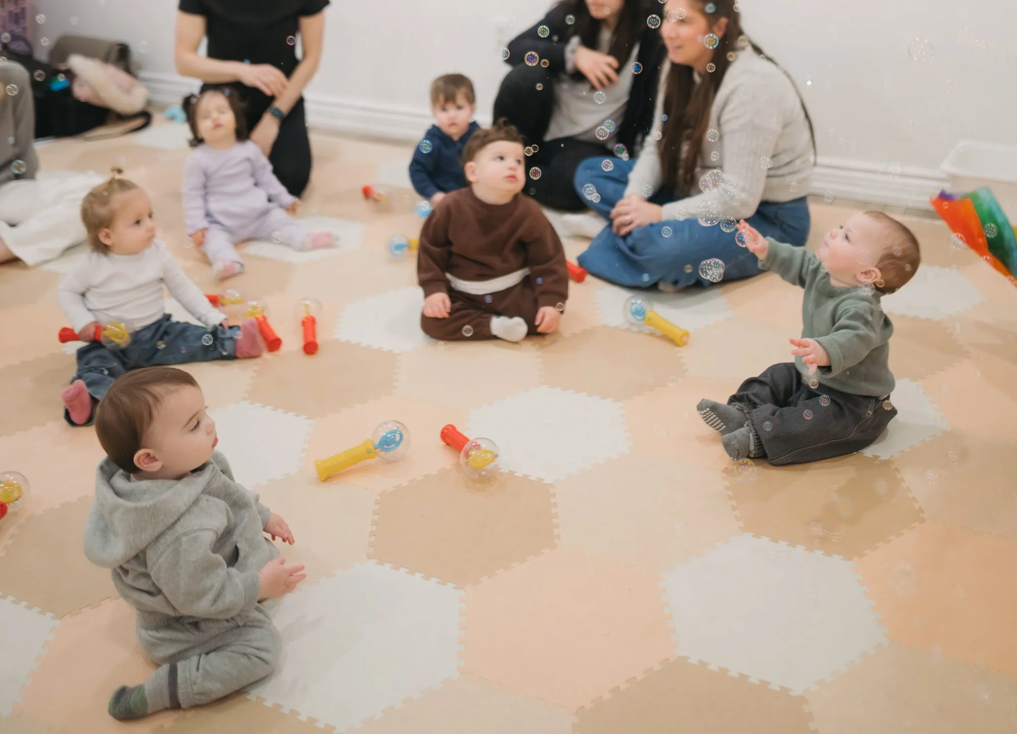 Babies in a circle with bubbles and maracas at Rockin' with Rach baby music studio Toronto