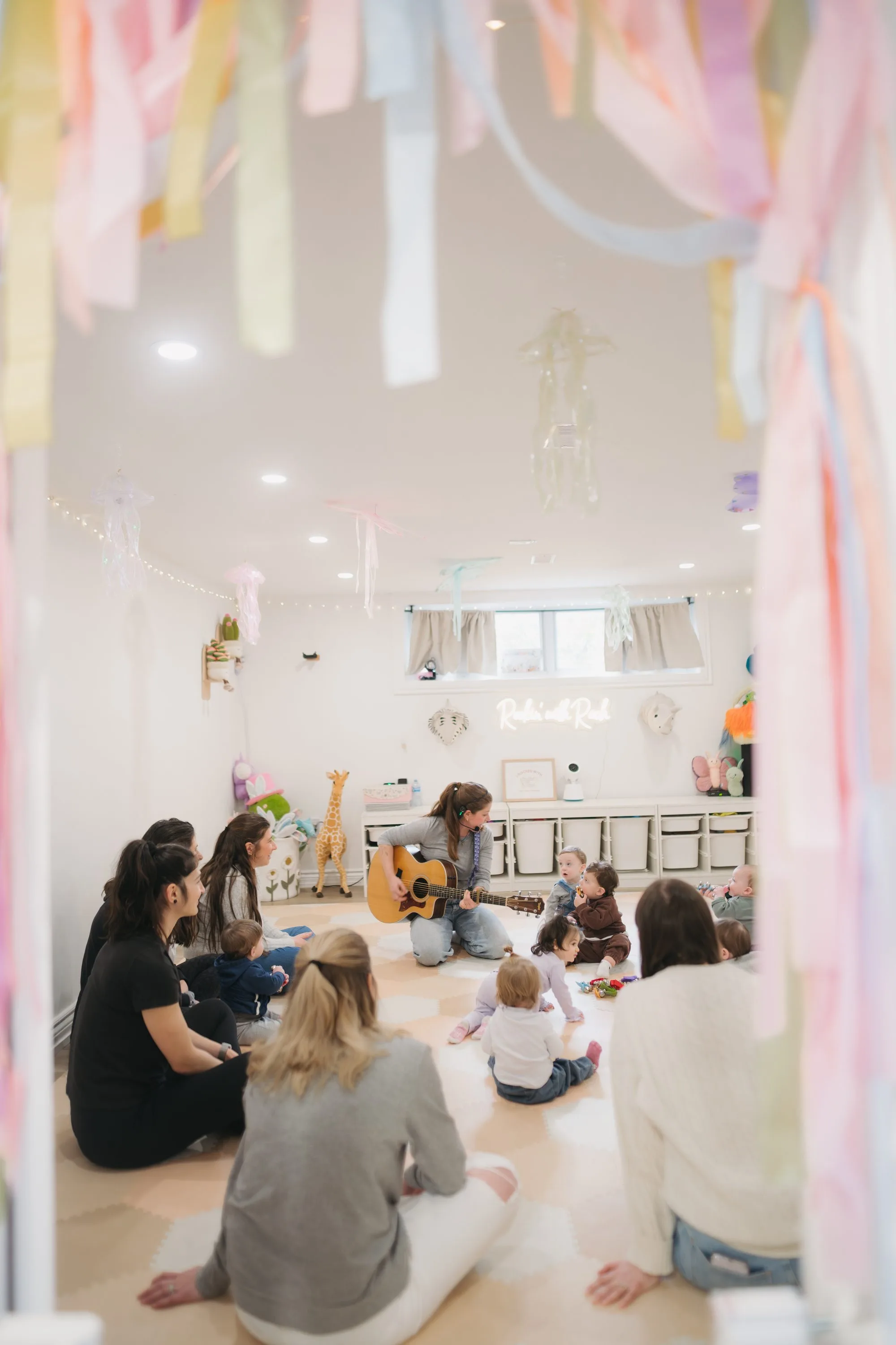 Babies and moms at a Rockin' with Rach birthday party music class Toronto