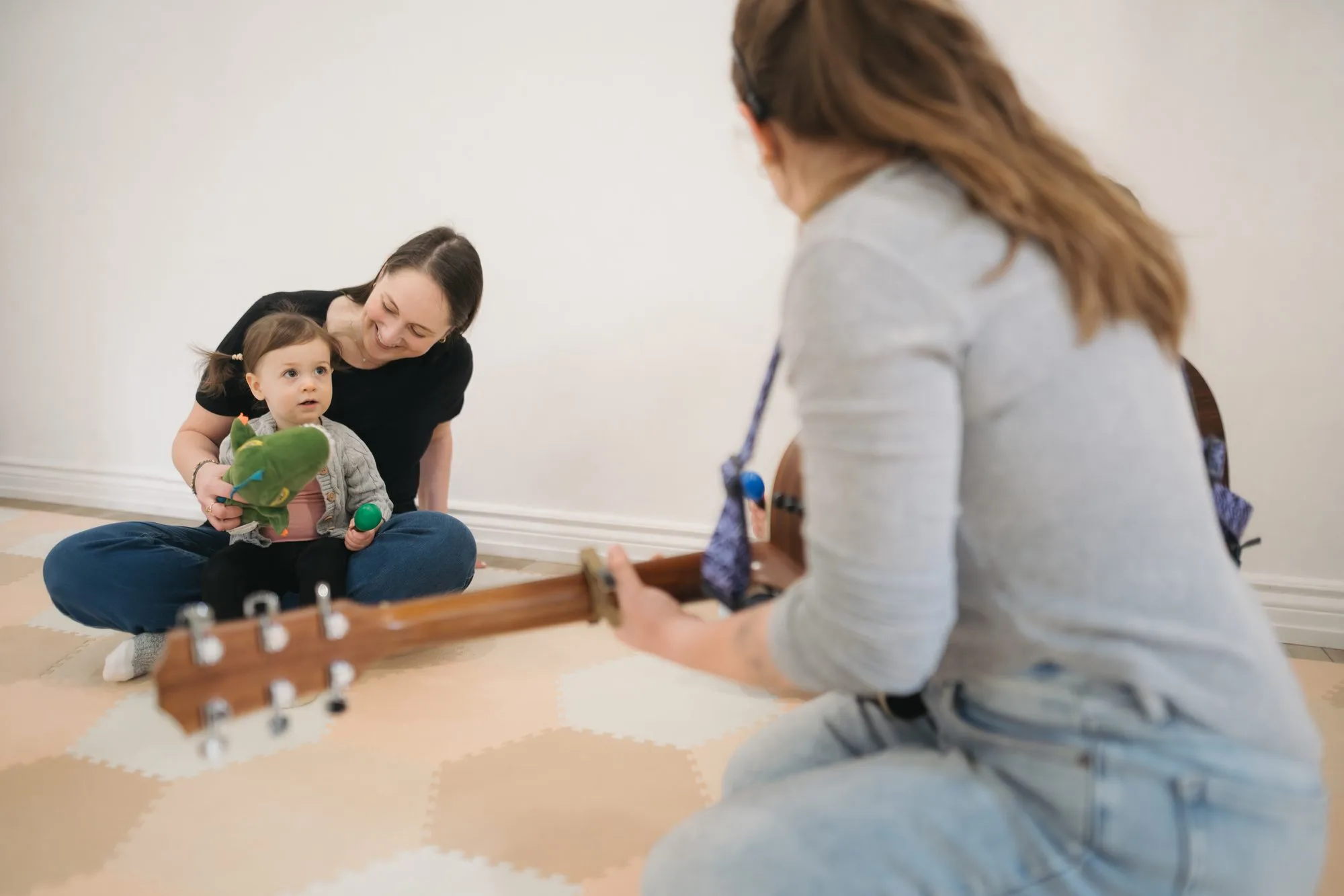 Rachel face-to-face with a mom and baby at Rockin' with Rach baby music class Toronto